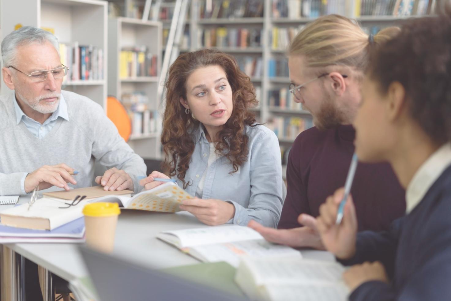 Professionelle Finanzanalyse Arbeitsplatz mit Charts und Dokumenten